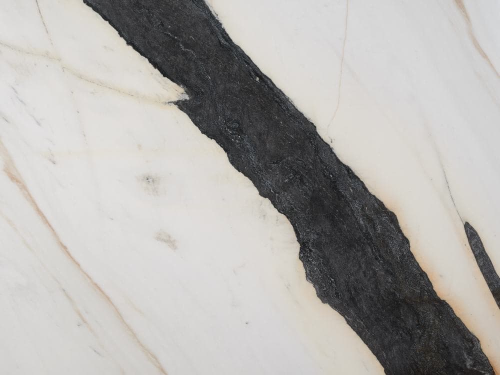 Bianco Lasa Macchia Vecchia — próbka kamienia